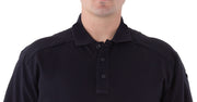 La coupe avancée First Tactical confère au polo tactique une coupe plus ajustée, adaptée au travail. Le design est naturellement fuselé, éliminant ainsi un profil ample ou carré, le tout sans restreindre vos mouvements. Vous aurez la liberté de rester actif sans compromettre votre apparence professionnelle.