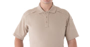 La coupe avancée First Tactical confère au polo tactique une coupe plus ajustée, adaptée au travail. Le design est naturellement fuselé, éliminant ainsi un profil ample ou carré, le tout sans restreindre vos mouvements. Vous aurez la liberté de rester actif sans compromettre votre apparence professionnelle.