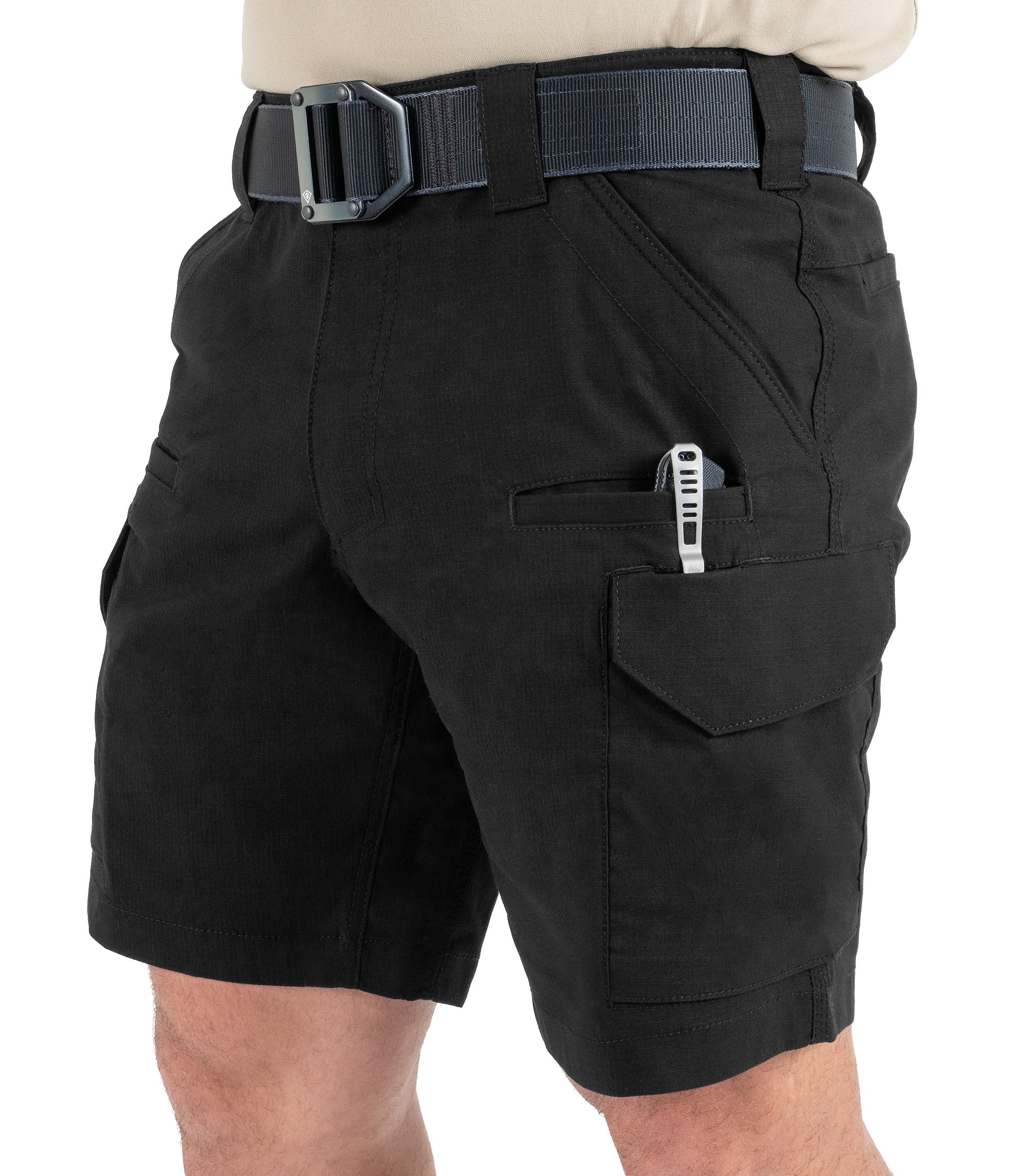 loseup view of clip garage securing knife clip and flap cargo pocket of Men's V2 Tactical Short in black|color_black
