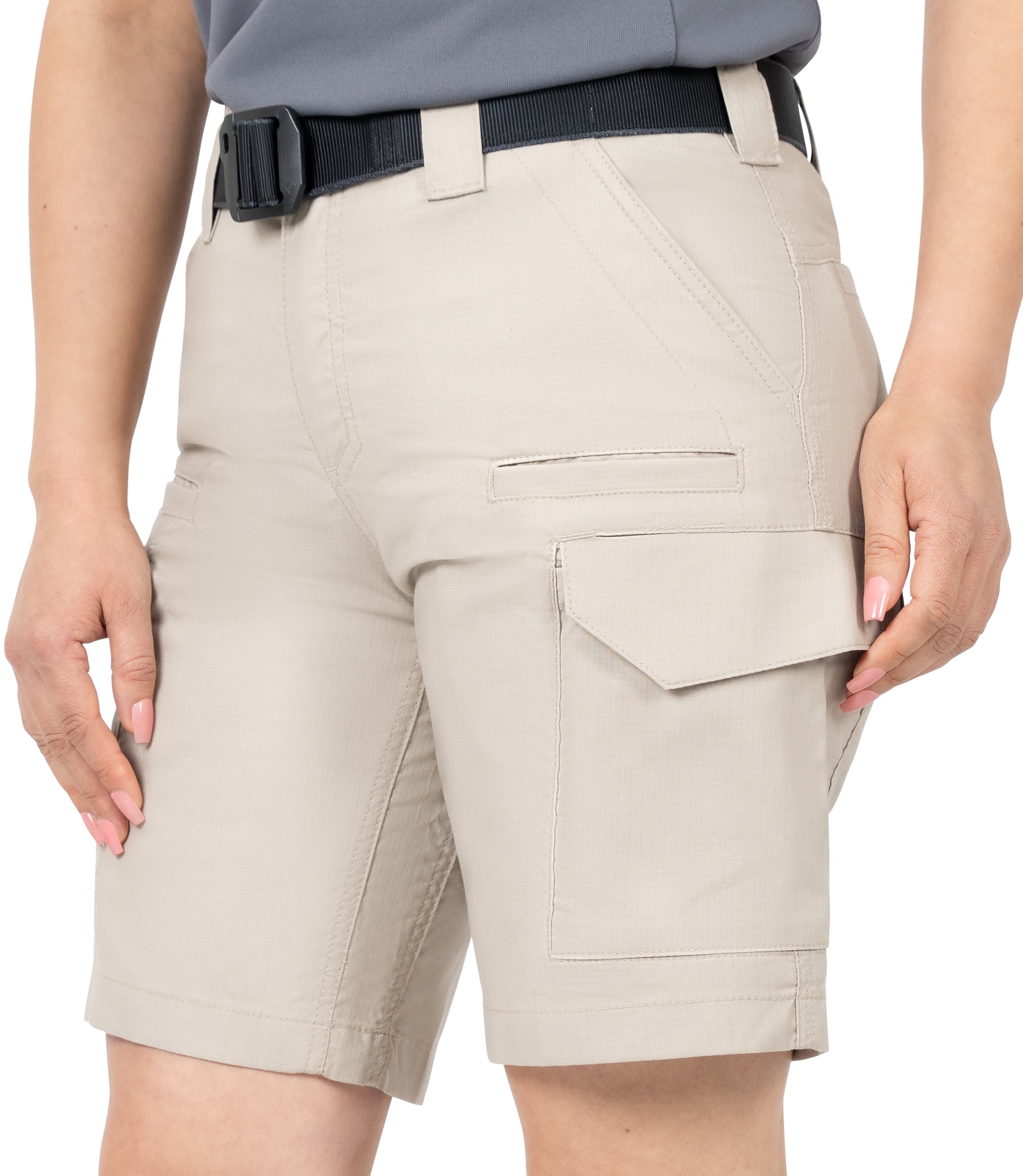 Close-up view of side pockets |color_khaki