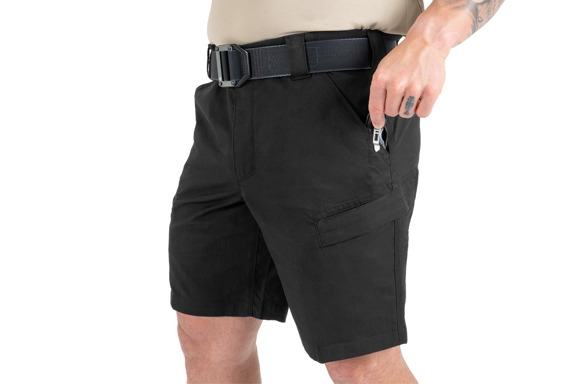 Closeup view of clip garage securing knife clip of Men's A2 Short in Black|color_black