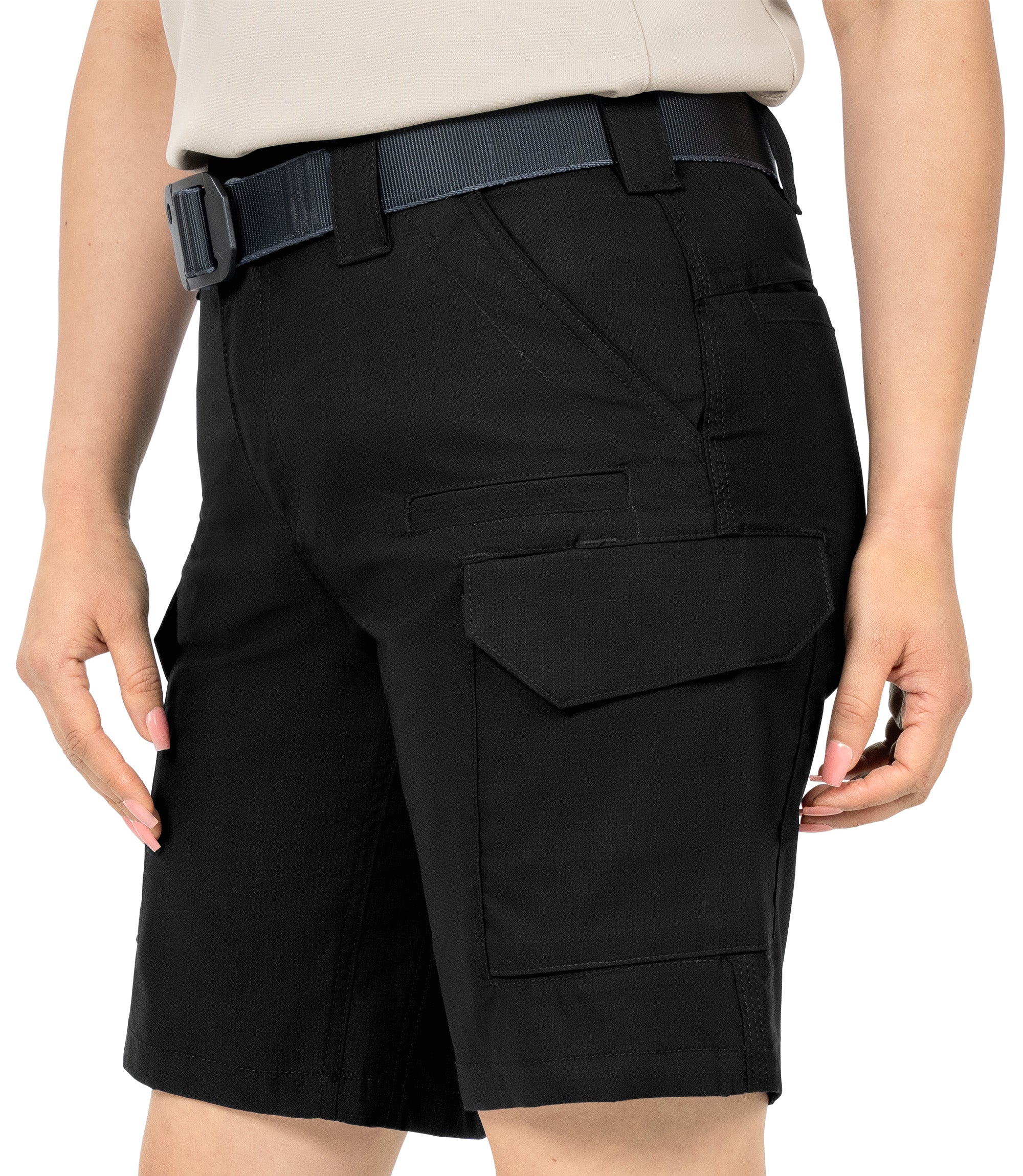 Close-up view of side pockets |color_black